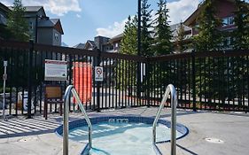 Mtn View Escape With King Size Bed With Outdoor Pool - Banff Pass Included!